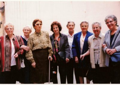 Foto de grupo de las fundadoras de la Asociación Les Dones del 36, Barcelona, 1997. De izquierda a derecha: Conxa Pérez, Rosa Cremón, Enriqueta Gallinat, Manola Rodríguez, Trinidad Gallego, Carme Casas, Victoria Carrasco y Maria Salvo.