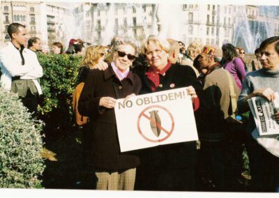 Trini Gallego y Josefina Piquet en Barcelona, 2004, manifestación contra la guerra de Irak,