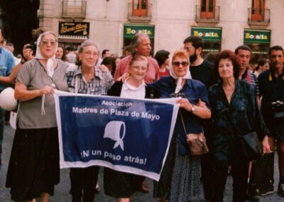 Trinidad Gallego, Rosa Cremón y Manola Rodríguez, en una manifestación a favor de las Madres de la Plaza de Mayo, con Hebe de Bonafini, s/f. Associació Les Dones del 36.