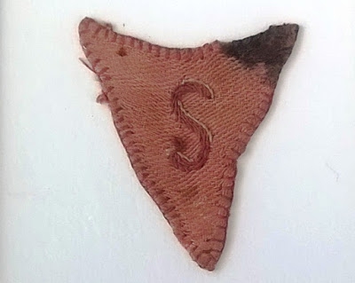 Triángulo de tela del uniforme de Mercedes en Ravensbrück, con la "S" de "Spanien" en rojo. Archivo de Pablo Iglesias Núñez.