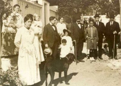 Retrato familiar de la familia de Mercedes en Bergondo. Archivo de Pablo Iglesias Núñez.