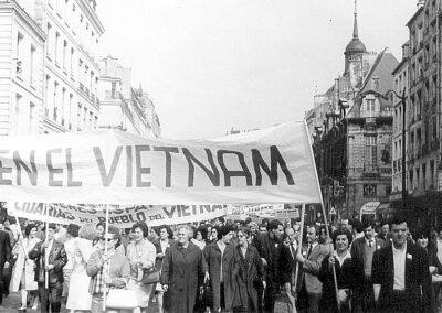 Mercedes participando en una manifestación contra la guerra de Vietnam, París, s/f. Archivo de Pablo Iglesias Núñez.