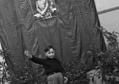Aspecto de la celebración de la fiesta de Reyes en Ventas, con escenificaciones infantiles y reparto de juguetes y ropas, 06/01/1940. EFE/Hermes Pato.