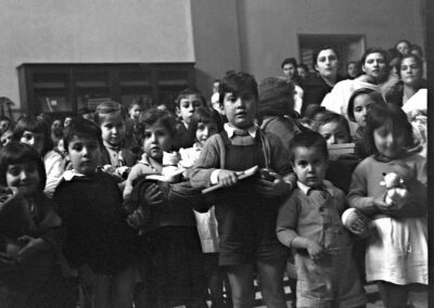 Celebración de la fiesta de Reyes en Ventas, con reparto de juguetes y ropas en el antiguo salón de actos convertido en capilla, 06/01/1940. EFE/Hermes Pato.