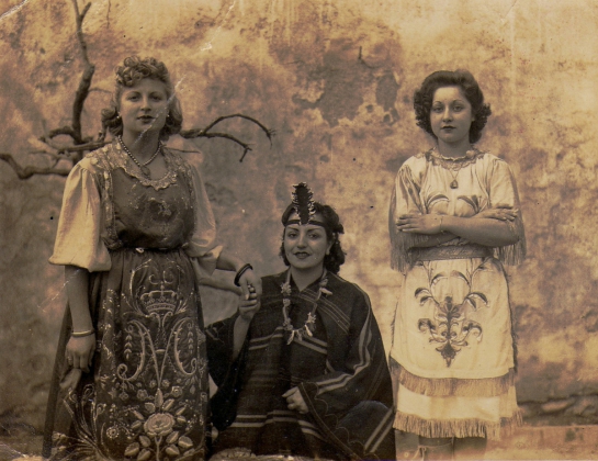 Tres de las protagonistas de la obra de teatro La Santa Virreina, enero de 1941. Mari Carmen Cuesta, vestida de "india", primera por la derecha. La misma imagen fue publicada en el semanario carcelario Redención<br />
 (18/01/1941). Archivo de la familia de Mari Carmen Cuesta.