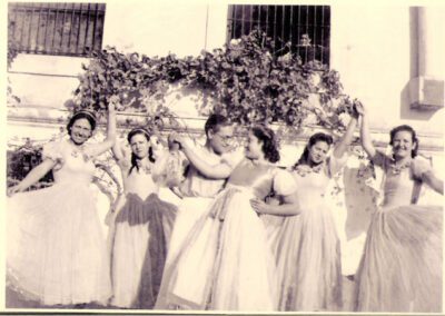 Retrato de grupo con las protagonistas de la obra de teatro "La Santa Virreina", enero de 1941. Mari Carmen Cuesta, vestida de "india", con una rodilla en tierra. Archivo personal de Mari Carmen Cuesta.