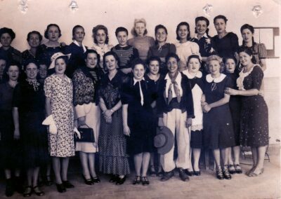 Retrato de grupo con las protagonistas de una obra de teatro, prisión central de Girona. Mari Carmen es la quinta por la izquierda de la fila superior. Archivo de la familia de Mari Carmen Cuesta.