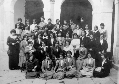 Alumnas de la Escuela Normal de Zamora, 1914. Justa Freire, arrodillada, es la tercera por la izquierda. Legado Justa Freire. Fundación Ángel Llorca.