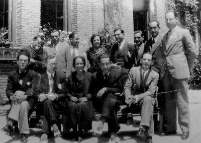 Justa Freire y otros maestros en el patio del Grupo escolar "Cervantes", c. 1935. Archivo del Grupo escolar "Cervantes", Madrid